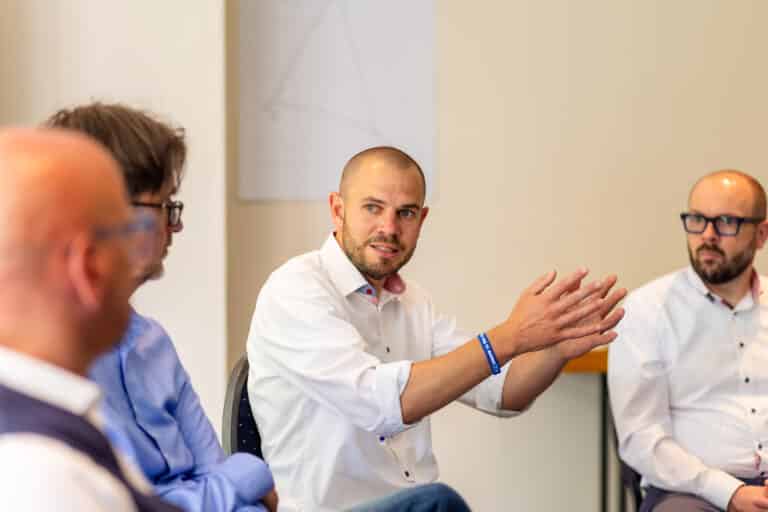 Johannes Eckert in einer Besprechung