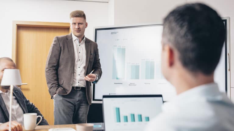 Unternehmensberatung zu Marketing mit Charts und Laptop