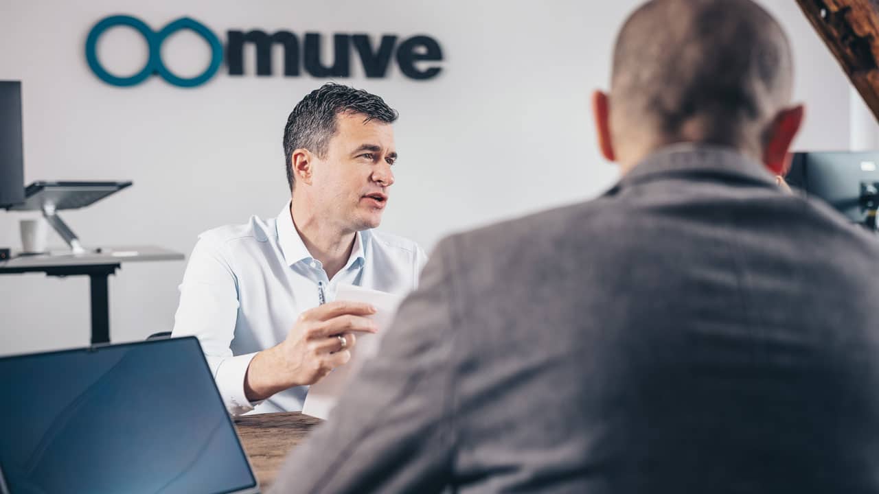 Unternehmensberatung mit drei Personen im Büro