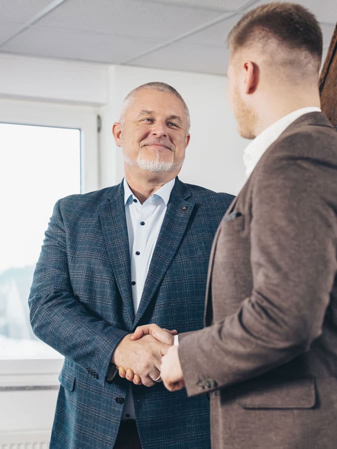 Zufriedene Zusammenarbeit zwischen Kunde und Berater