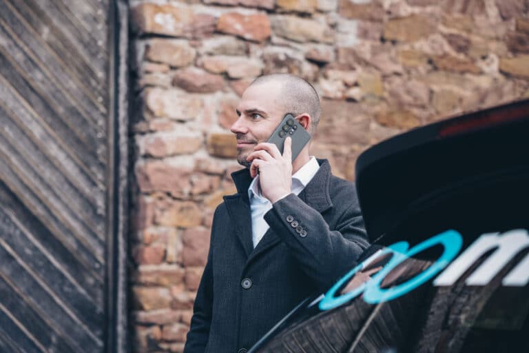 Kundengespräch am Handy, Beratung von KMU