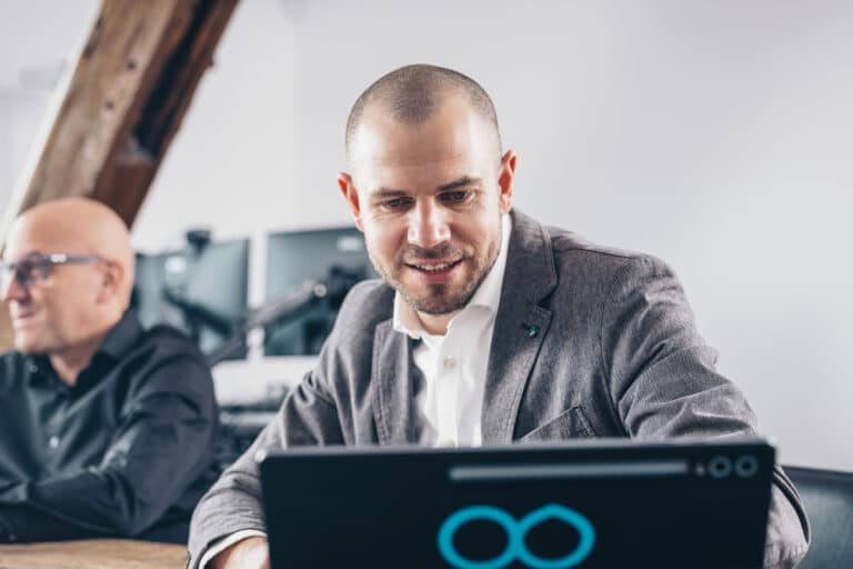 Marketingkonzept am Laptop ausarbeiten